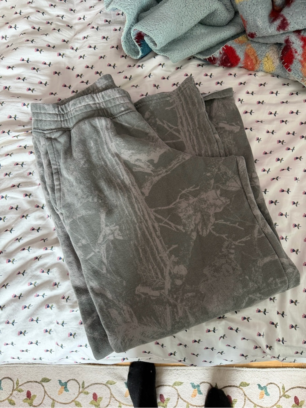 hollister camo women sweats - medium short